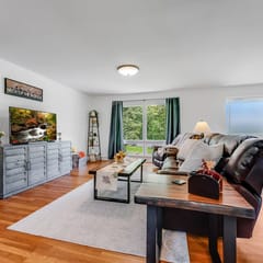 *7 Min to WVU*Private Deck*Game Room*Full Kitchen*W/D