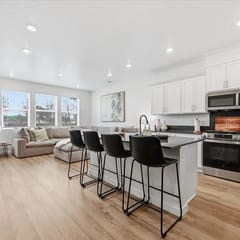 Near Eagle Island | Pool | 2 King Beds | Parking | Smart TV