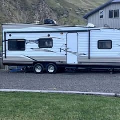 Large Camper•Massage seats•cornhole•Backyard•Parking•A/C