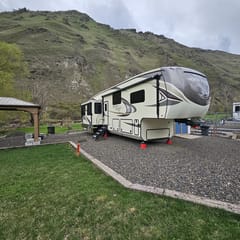 Large Camper•Massage seats•cornhole•Backyard•Parking•A/C