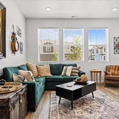 Near Eagle Island | Pool | King Bed | Parking | Smart TV