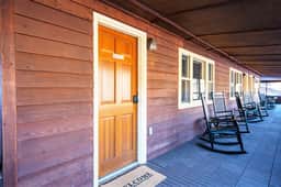 Secluded Lodge w/ grill + Free Coffee and Tea