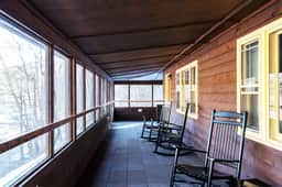 Secluded Lodge w/ grill + Free Coffee and Tea
