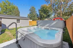 North End Gem w/ Hot Tub, Fast Wifi, GameRoom, Fire Pit