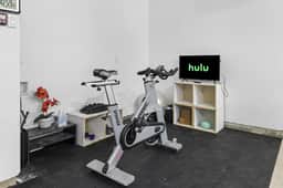 Stationary bike|1600ft²|Backyard|Parking|300Mbps