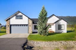 *Heart of Donnelly*Hot Tub*Backyard*3 King Beds*Parking