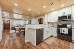 *Walk To BSU*HotTub*Parking*300Mbps*Smart TV*W/D*A/C