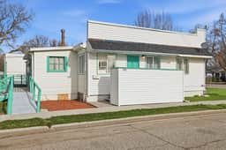 •A/C•W/D•Full Kitchen•Parking•Smart TV