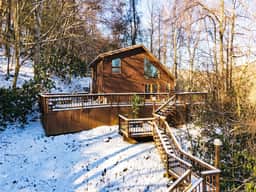 Beautiful 2bdrm Cabin°Hot Tub°Balcony°Parking°