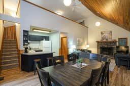 Beautiful 2bdrm Cabin°Hot Tub°Balcony°Parking°