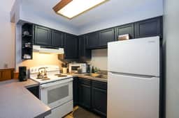 Beautiful 2bdrm Cabin°Hot Tub°Balcony°Parking°