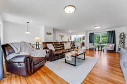 *7 Min to WVU*Private Deck*Game Room*Full Kitchen*W/D