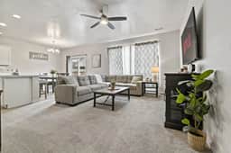 ✫FirePit✫King✫Parking✫1600ft²✫Smart TV✫W/D - Image 4