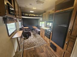 Large Camper•Massage seats•cornhole•Backyard•Parking•A/C - Image 3