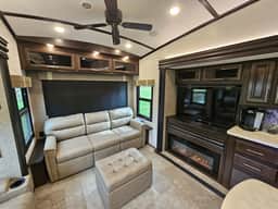 Large Camper•Massage seats•cornhole•Backyard•Parking•A/C - Image 2