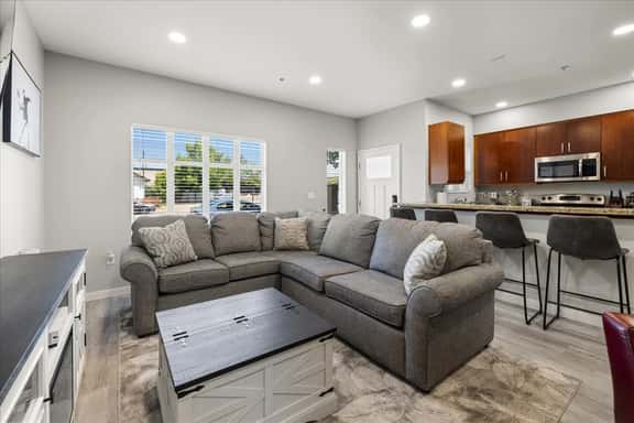*Heart of Downtown*Balcony*Parking*300Mbps*BBQ - Image 1