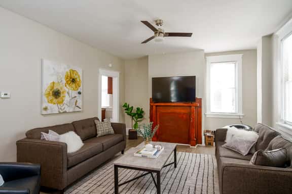 *5 Min to WVU*Smart TV*Full Kitchen*W/D - Image 1
