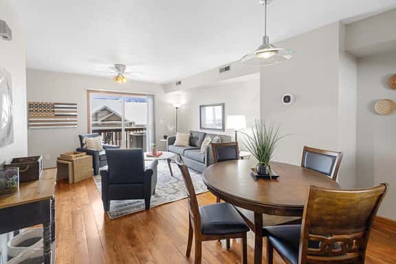 Updated-100Mbps-Smart TV-3 TVs-Full Kitchen-W/D - Image 1