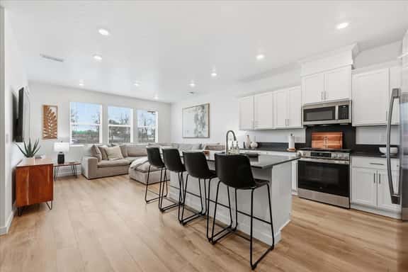 Near Eagle Island | Pool | 2 King Beds | Parking | Smart TV - Image 1