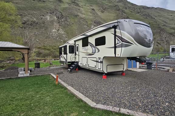 Large Camper•Massage seats•cornhole•Backyard•Parking•A/C - Image 1
