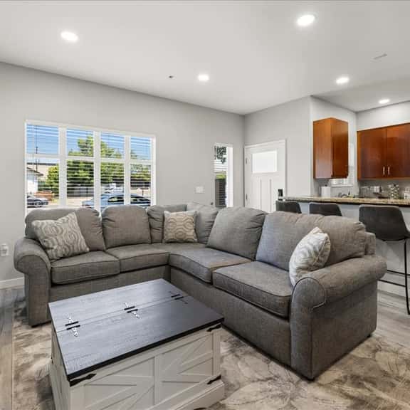 *Heart of Downtown*Balcony*Parking*300Mbps*BBQ - Image 1
