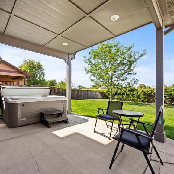 Hot Tub-Backyard-King-Parking-300Mbps - Image 1