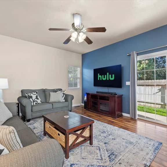 •Private Balcony•2 living rooms•Backyard•King•Parking•W/D - Image 1