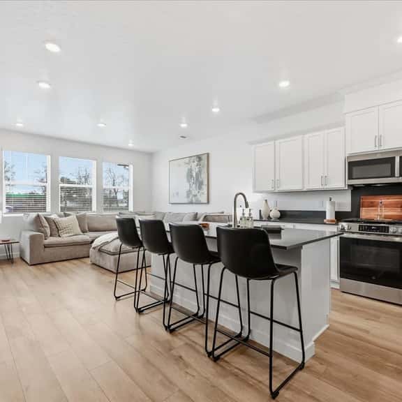 Near Eagle Island | Pool | 2 King Beds | Parking | Smart TV - Image 1
