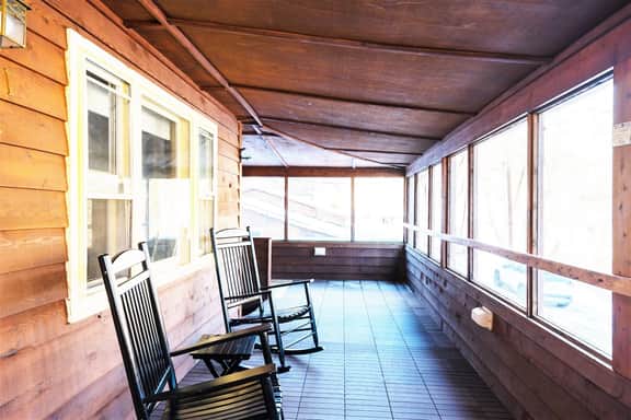 Secluded Lodge w/ grill + Free Coffee and Tea