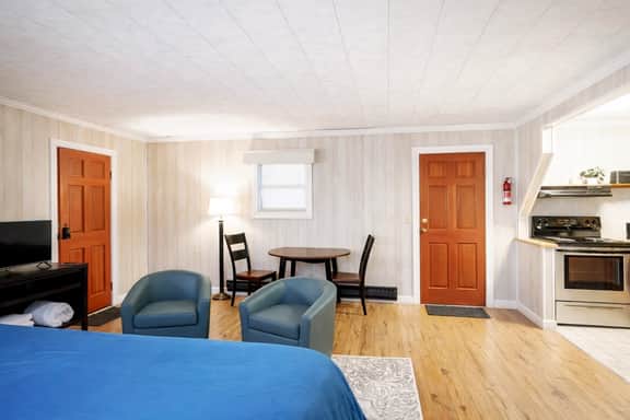 Secluded Lodge*Full kitchen + King Bed