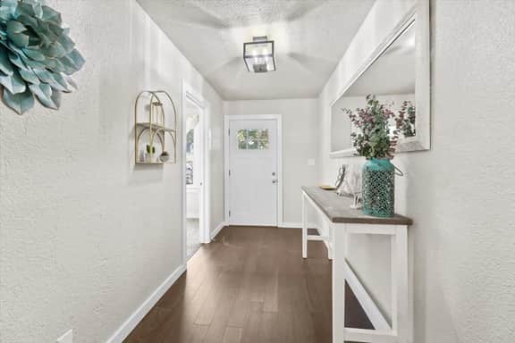 North End Gem w/ Hot Tub, Fast Wifi, GameRoom, Fire Pit