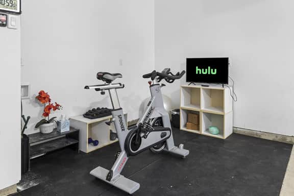 Stationary bike|1600ft²|Backyard|Parking|300Mbps