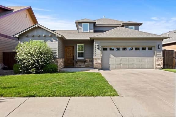 Hot Tub-Backyard-King-Parking-300Mbps