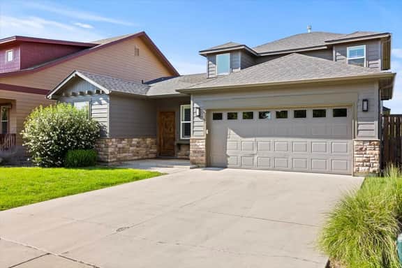 Hot Tub-Backyard-King-Parking-300Mbps