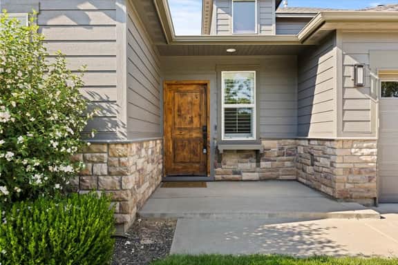Hot Tub-Backyard-King-Parking-300Mbps