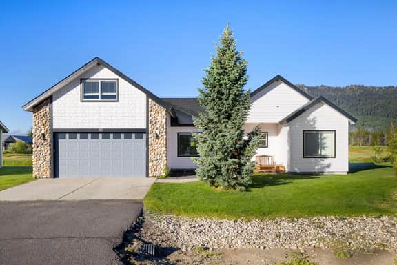 *Heart of Donnelly*Hot Tub*Backyard*3 King Beds*Parking