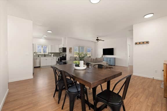 *Heart of Donnelly*Hot Tub*Backyard*3 King Beds*Parking