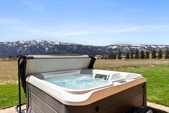 *Heart of Donnelly*Hot Tub*Backyard*3 King Beds*Parking