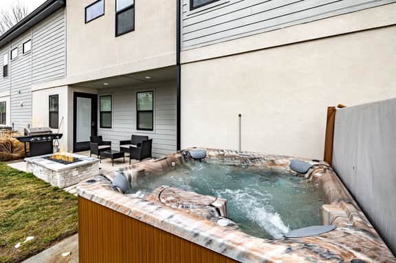 Walk to BSU*2600ft²*HotTub*King*Parking*1000Mbps