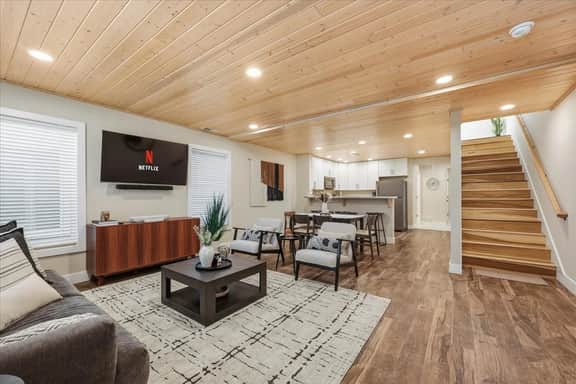 *Walk To BSU*HotTub*Parking*300Mbps*Smart TV*W/D*A/C