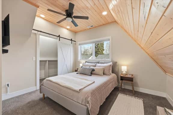 *Walk To BSU*HotTub*Parking*300Mbps*Smart TV*W/D*A/C
