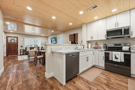 *Walk To BSU*HotTub*Parking*300Mbps*Smart TV*W/D*A/C