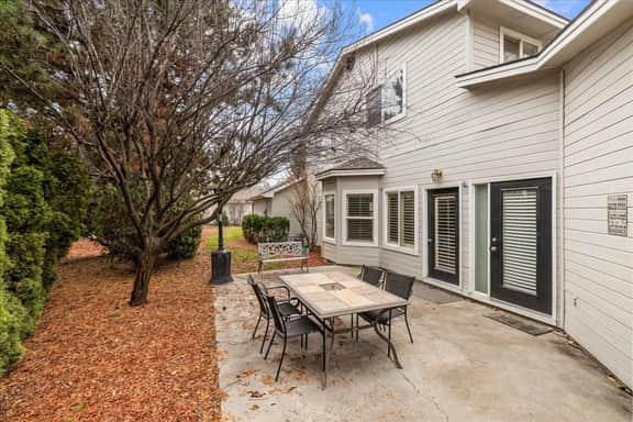 Ping Pong-1600ft²-Backyard-King-Parking-600Mbps