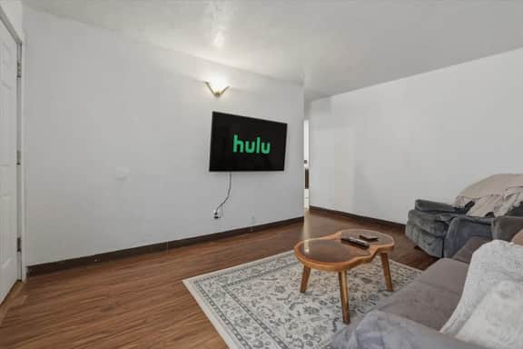 Parking|Smart TV|Full Kitchen|Self Check-In|W/D