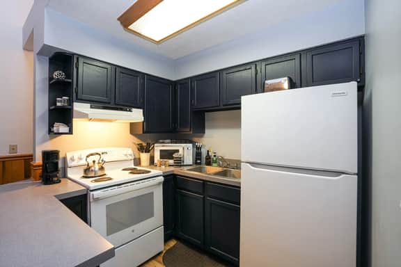Beautiful 2bdrm Cabin°Hot Tub°Balcony°Parking°