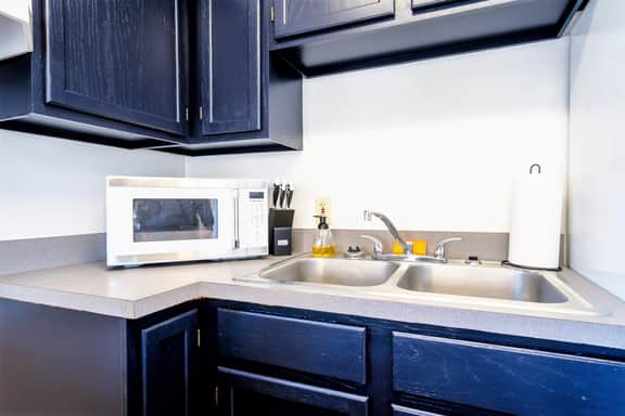 Beautiful 2bdrm Cabin°Hot Tub°Balcony°Parking°