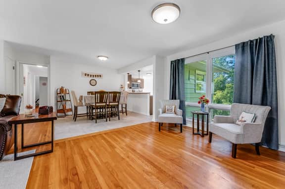 *7 Min to WVU*Private Deck*Game Room*Full Kitchen*W/D