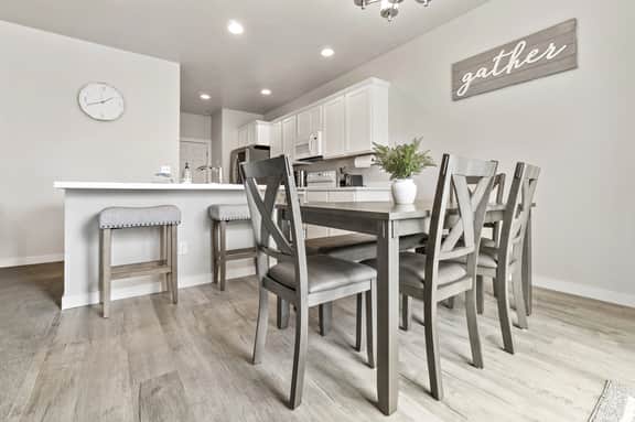 ✫FirePit✫King✫Parking✫1600ft²✫Smart TV✫W/D - Image 3