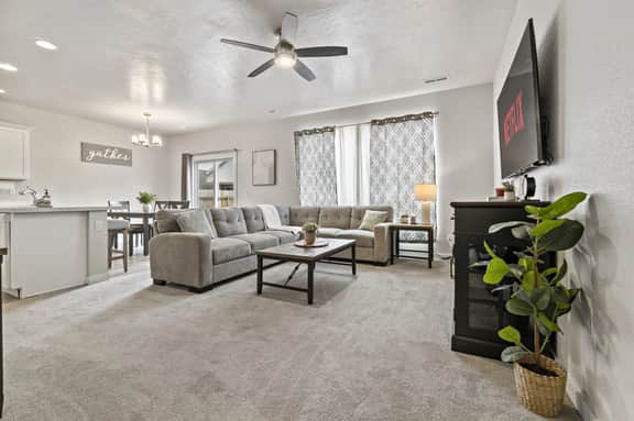 ✫FirePit✫King✫Parking✫1600ft²✫Smart TV✫W/D - Image 4