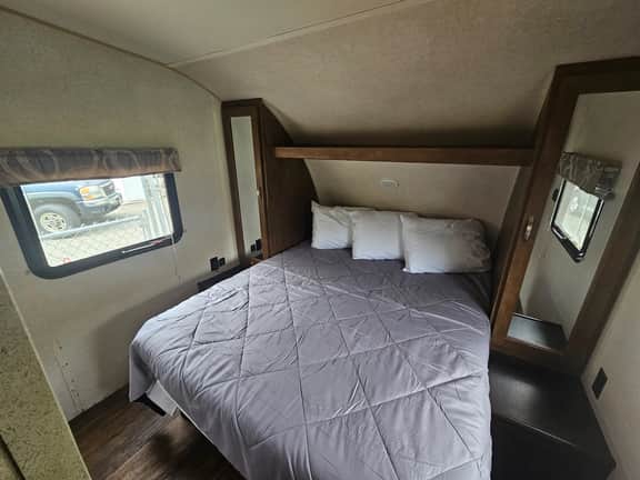 Large Camper•Massage seats•cornhole•Backyard•Parking•A/C - Image 2
